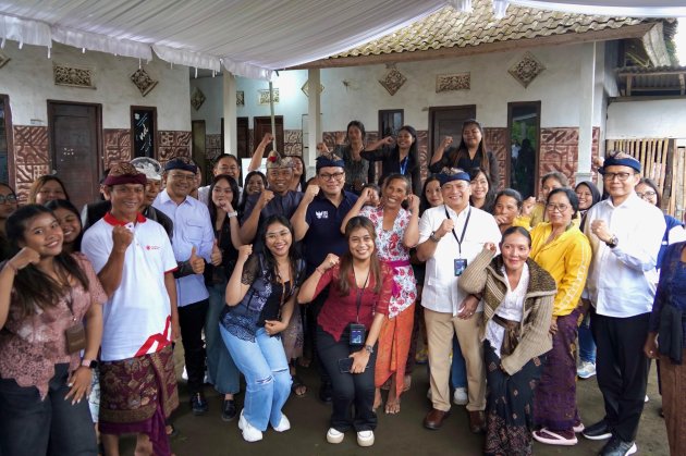 Wamen BUMN Kartika Wirjoatmodjo Kunjungi Nasabah PNM Mekaar di Desa Ulian, Kintamani, Bali.