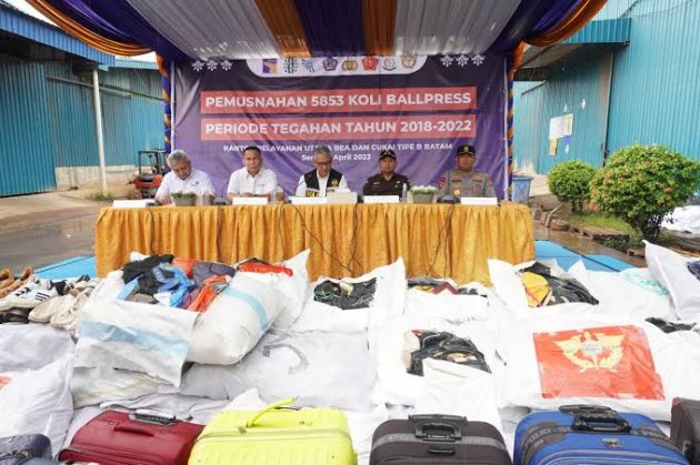Tak Hanya Urus Baju Impor Bekas