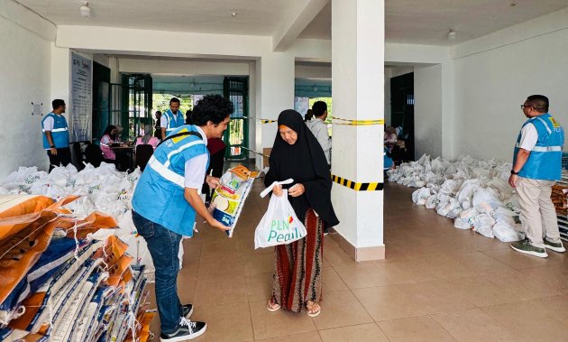 Ribuan Warga Antusias Serbu Pasar Sembako Murah 