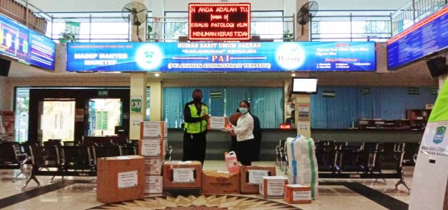 Satgas BUMN Jawa Timur Salurkan Bantuan Alat Kesehatan untuk Fasilitas Kesehatan di Jawa Timur