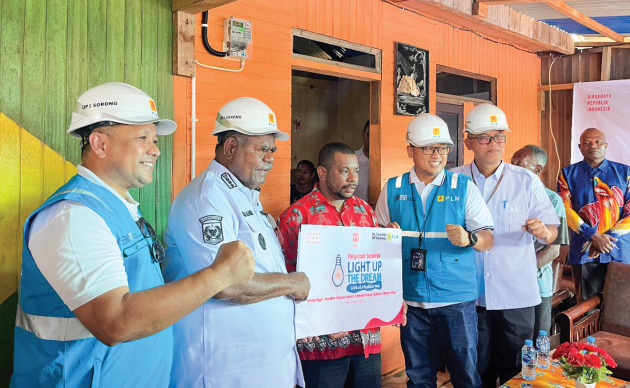 PLN UIW Papua dan Papua Barat Menyalakan 48 Desa Terakhir