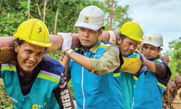 Kiprah PLN Kalselteng Rela Berjalan Kaki Demi Mengaliri Listrik