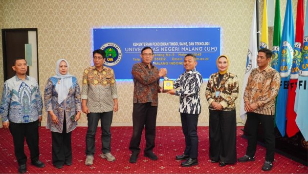 Direktur Utama bank bjb Yusuf Saadudin dan Rektor Universitas Negeri Malang Prof. Dr. Hariyono, M.Pd, beserta jajaran manajemen kedua pihak.