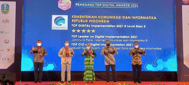 Menkominfo Terima Penghargaan TOP Leader on Digital Implementation 2021