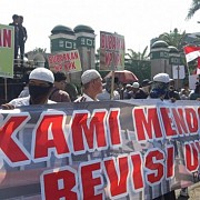Revisi Terhadap UU KPK Oleh DPR RI Didukung Oleh Forum Santri Indonesia Dalam Aksinya Di Depan Gedung DPR RI