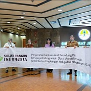 Peduli Tenaga Medis, Penanganan Covid-19, Solusi Bangun Indonesia Serahkan Alat Pelindung Diri ke Pihak KLHK 