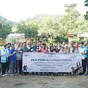Peduli Lingkungan, PLN BABEL Berkolaborasi dengan Pokdarwis Bersihkan Kawasan Wisata Bukit Pinteir