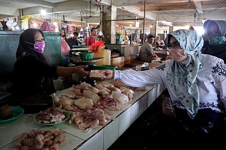 Ketua Deskranasda Bagikan Masker dan Kurma Kepada Pedagang, Tukang Becak, dan Jaga Parkir