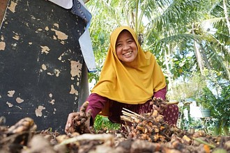 Tak Berjubah, Tapi Berjuang: Ibu-Ibu Mekaar, Pahlawan Ekonomi Keluarga Indonesia