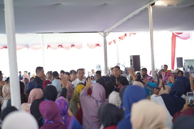 Kemesraan Jokowi Saat Temui Ibu Nasabah PNM Magelang