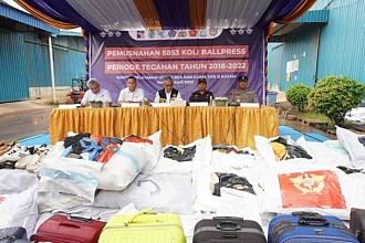 Tak Hanya Urus Baju Impor Bekas