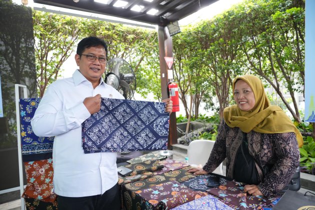 Didampingi PNM Urus Dokumen Usaha, Ibu Rantiyem Mantap Kembangkan dan Wariskan Usaha Batik