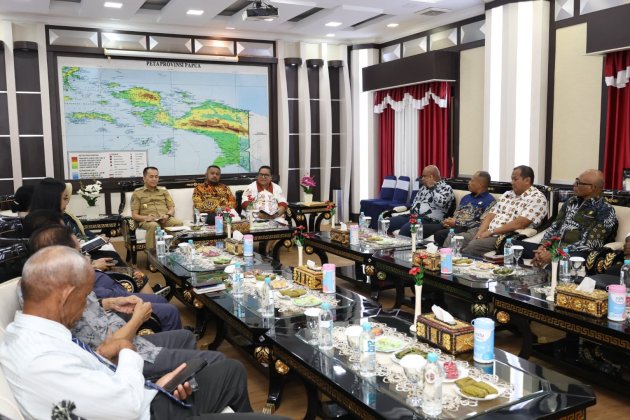 Perkuat Sinergi, Pj Gubernur Papua Agus Fatoni Silahturahmi dengan DPRP Bahas Percepatan Anggaran hingga Ajak Wujudkan PSU Damai