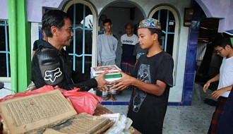 Ratusan Al Quran Baru Dibagikan Untuk Mesjid Terdampak Banjir