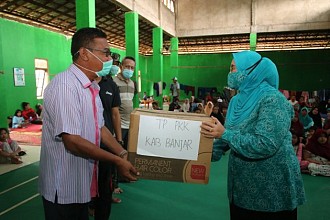 Ketua TP PKK Kabupaten Banjar Serahkan Sembako Ke Korban Banjir