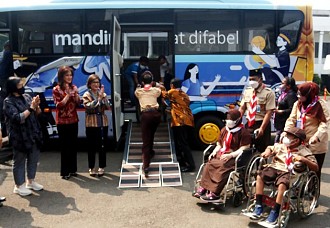 Wujudkan Komitmen Dukungan, Bank Mandiri Berikan Bus Disabilitas ke YPAC