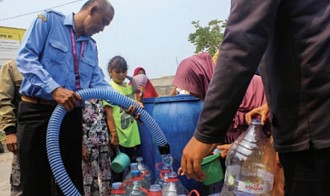 Atasi Kekeringan Perumdam TKR Distribusikan Air Bersih Gratis