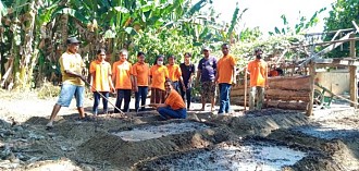 Pemberdayaan Ekonomi Masyarakat Pesisir, Mahasiswa Unipa Gelar Penanaman Bibit Sayur