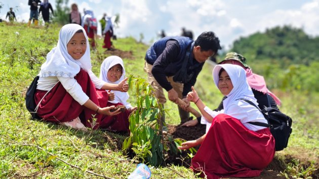 Jaga Keanekaragaman Hayati, Telkom Aktif Lakukan Penanaman Bibit Pohon di Berbagai Daerah
