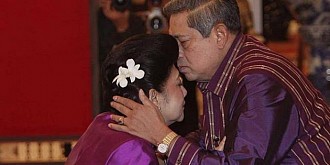 IBU ANI YUDHOYONO dan Kisah “Pelangi di Bola Matamu” dalam Pilpres 2004