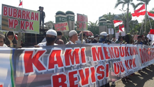 Revisi Terhadap UU KPK Oleh DPR RI Didukung Oleh Forum Santri Indonesia Dalam Aksinya Di Depan Gedung DPR RI