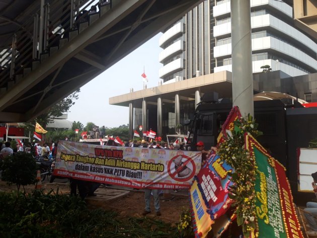 KPK Kembali Digeruduk Oleh Aktivis Dari KOMPAK(Komando Aksi Mahasiswa Dan Pemuda Anti Korupsi), Tuntut KPK Usut Tuntas Kasus Korupsi KKN PLTU Riau-1