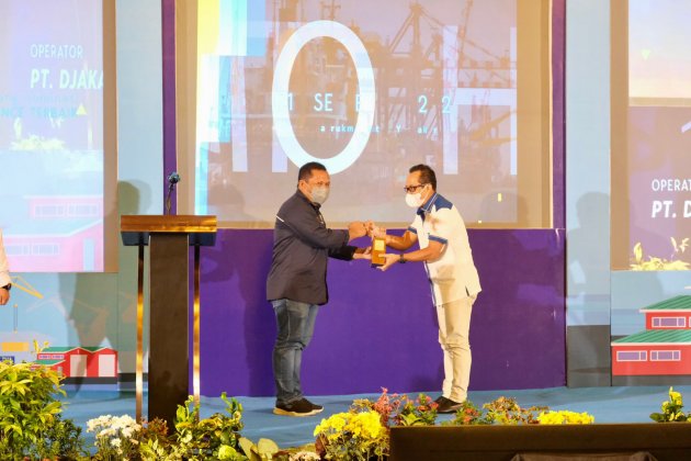 PT Djakarta Lloyd (Persero) mendapatkan penghargaan dari Direkur Jenderal Perhubungan Laut