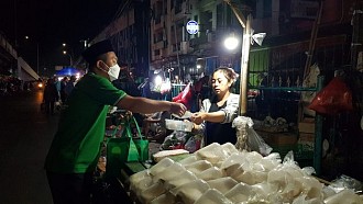 Blusukan Tengah Malam, Fungsionaris PPP ini bagikan Makanan dan Masker ke Pedagang