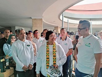 JALANKAN PROGRAM KAMPUNG IKLIM HINGGA RESTORASI EKOSISTEM LAUT UNTUK TINGKATKAN PARIWISATA DAN PEREKONOMIAN MASYARAKAT, MENTERI LHK RI ACUNGKAN JEMPOL