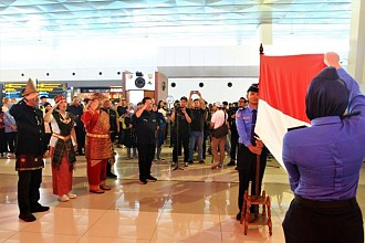 Bandara Soekarno-Hatta Meriahkan HUT ke-78 RI dengan Flashmob Angklung, Penumpang Pesawat Antusias!