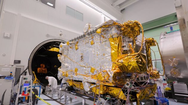 Telkom Akan Luncurkan Satelit HTS pada Pertengahan Februari Memiliki kapasitas 32 Gbps dengan frekuensi C-band dan Ku-band, satelit Telkom akan menempati slot orbit 113 BT.