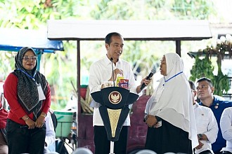 Jokowi Acungkan Jempol Untuk Produk Ibu Sri, Nasabah PNM Mekaar