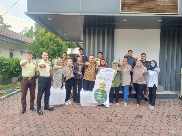 Pegadaian Kanwil XII Surabaya Bagikan Ribuan Makanan Siap Saji di Program Jumat Berkah 