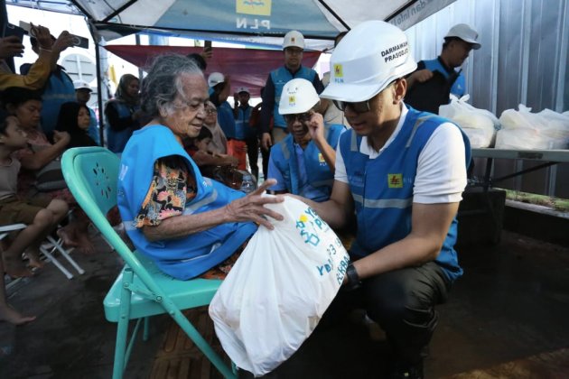 PLN Kontrol Keamanan Kelistrikan, Bantu Evakuasi Warga di Tengah Banjir Bekasi