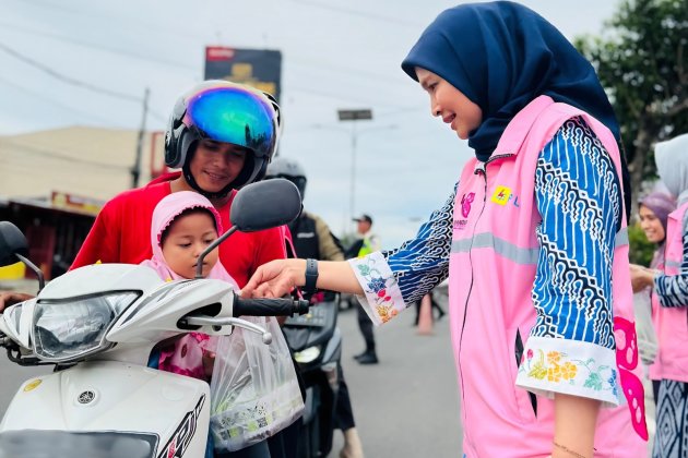 Semangat Ramadhan, GM PLN Babel Pimpin Aksi Sosial Srikandi Berbagi