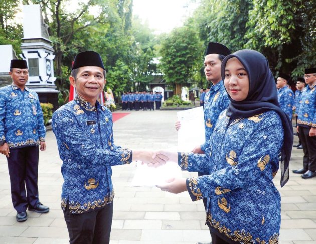 Om Zein Serahkan SK CPNS Formasi 2024: Tantangan Pengabdian sebagai Abdi Negara