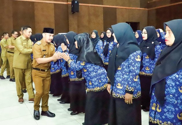 Bupati Ade Kunang Lantik 156 Jabatan Fungsional Guru dan Pengawas Sekolah