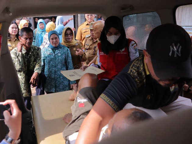 Ketua TP PKK Berikan Santunan Dan Kursi Roda Kepada Warga Penderita Stroke