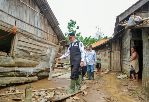 Pj Gubernur Agus Fatoni Salurkan Bantuan Untuk Korban Banjir Di Kabupaten Oku Total Rp 5 Miliar Lebih