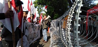 Pemuda dan Mahasiswa Kembali Aksi di Depan KPU,