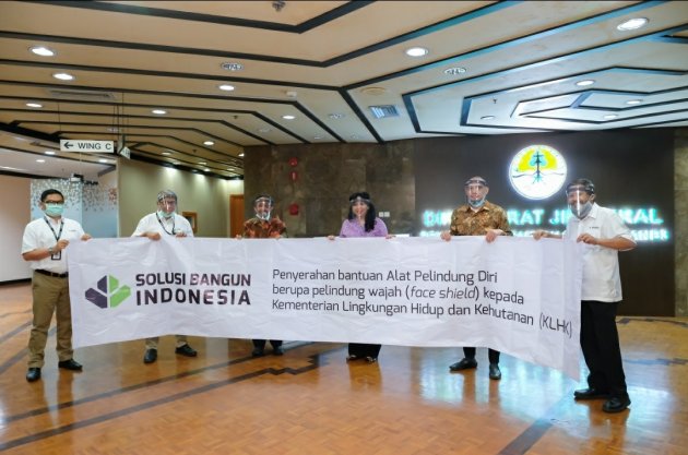 Peduli Tenaga Medis, Penanganan Covid-19, Solusi Bangun Indonesia Serahkan Alat Pelindung Diri ke Pihak KLHK 