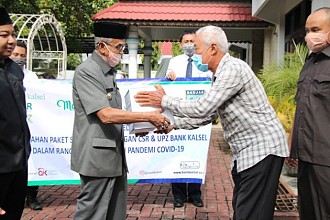 Peduli Dampak Covid-19, Bank Kalsel Cabang Martapura Bagikan Sembako Gratis