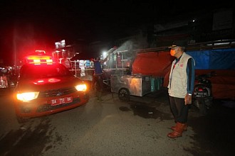 Jaga Pasar Tetap Steril PD. Pasar Bauntung Batuah dan BPBD Banjar Lakukan Penyemprotan Disinfektan Pada Malam Hari