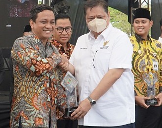 Walikota Terima Penghargaan Penggerak Koperasi Madya 2022