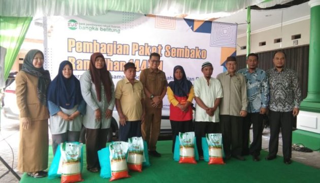 Asisten I Serahkan Paket Bahan Kebutuhan Pokok Dari PT BPRS Babel Ke Mustahik Di Kota Pangkalpinang