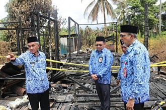 Bupati Tinjau langsung lokasi pascakebakaran Desa Melayu Tengah