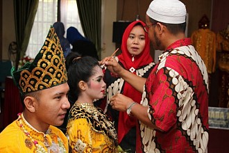 Lestarikan Budaya Adat Dengan Rias Pengantin Banjar