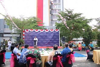 Penurunan Bendera Merah Putih Tertinggi Pertama pada Gedung di Kalsel Sukses dan Lancar