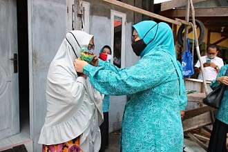 PKK Banjar Bagikan Masker untuk Warga Kecamatan Kertak Hanyar