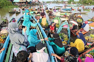 TP PKK Kabupaten Banjar Gencarkan Gebrak Masker di Pasar Terapung Lok Baintan